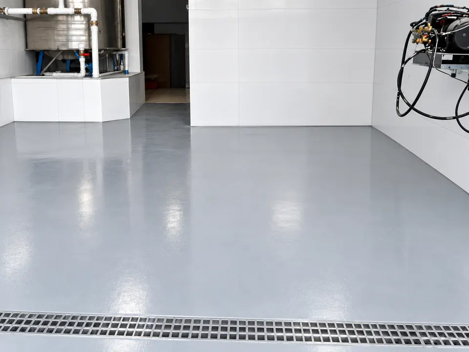 Grey seamless floor in service/technical bay