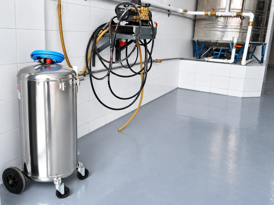 Grey seamless floor with mobile service equipment
