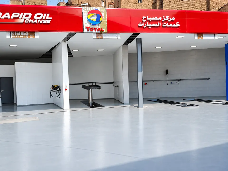 Grey floor at automotive service center with visible site branding